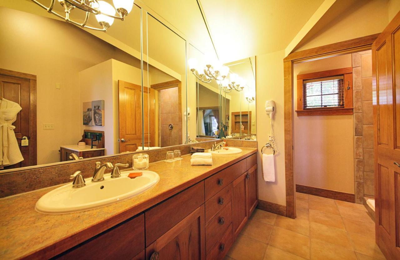 Saratoga Inn لانغلي المظهر الخارجي الصورة